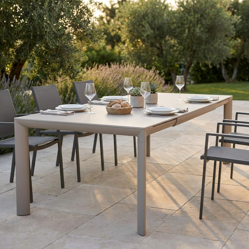 Tavolo in alluminio da giardino: l’elemento essenziale per arredare gli spazi outdoor